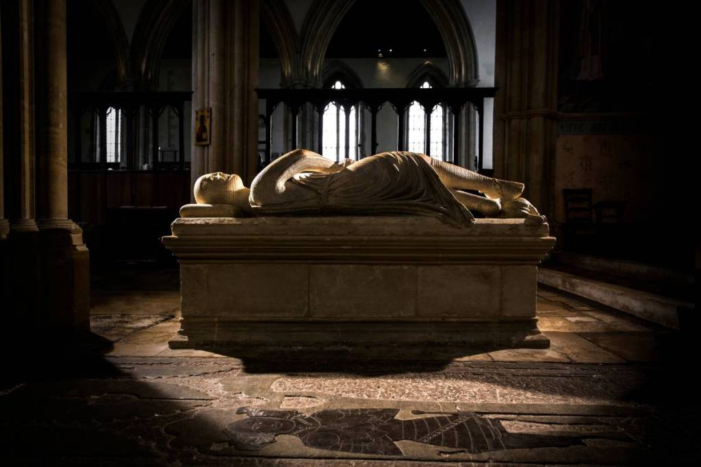 Efigie funerária de um cavaleiro altivo — outrora considerada como sendo de Sir John Holcombe, mas agora pensada como sendo de William de Valence, o Jovem, Abadia de Dorchester, Dorchester-on-Thames, Reino Unido — abril de 2016