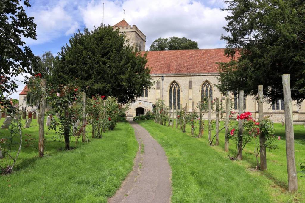 Caminho ladeado por rosas que leva à Abadia de Dorchester-on-Thames