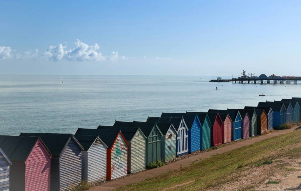 Eine Reihe farbiger Häuser am Strand von Herne Bay