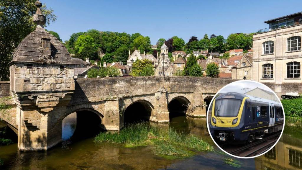 Eine Brücke in einer historischen Stadt in Wiltshire mit einer Überlagerung eines Zuges der South Western Railway