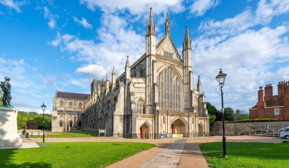 Diese wunderschöne Kathedrale mit 1.000 Jahren Geschichte liegt nur zwei Stunden von London entfernt – und sie ist die längste mittelalterliche Kathedrale der Welt