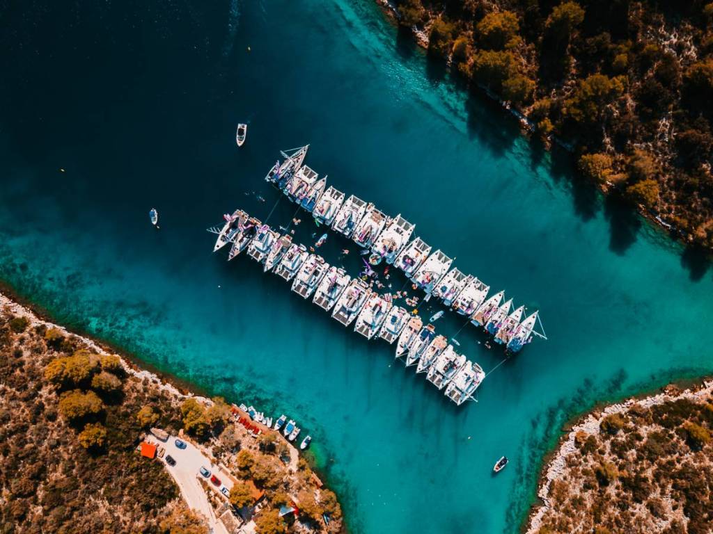 Was als Universitätsausflug begann, ist heute einer der größten Segelurlaube der Welt – die Yacht Week enthüllt ihre Routen für 2026