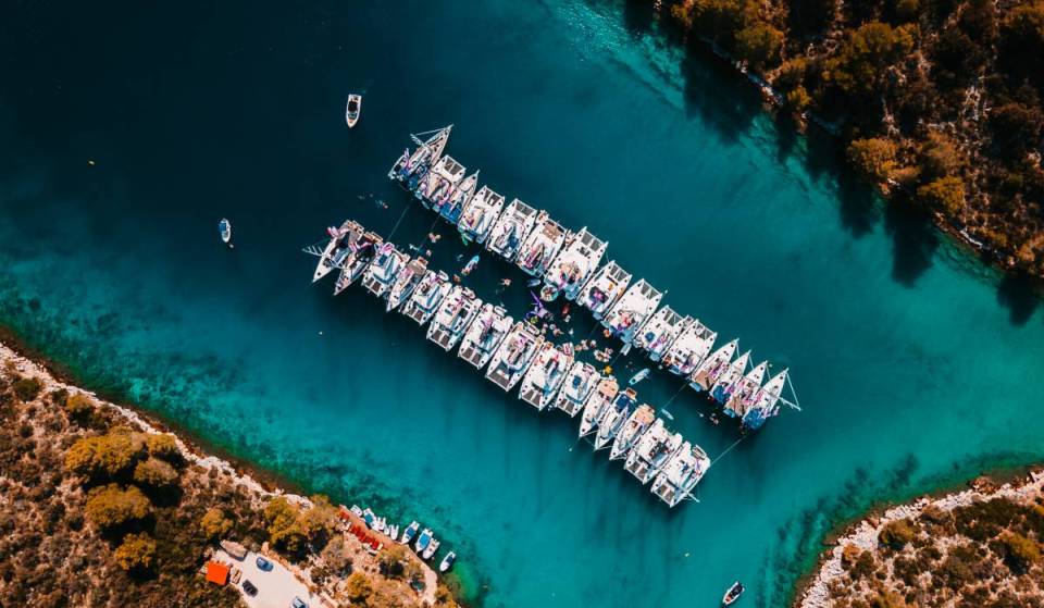 Wat begon als een studiereis is nu een van ’s werelds grootste zeilvakanties – Yacht Week onthult zijn routes voor 2026