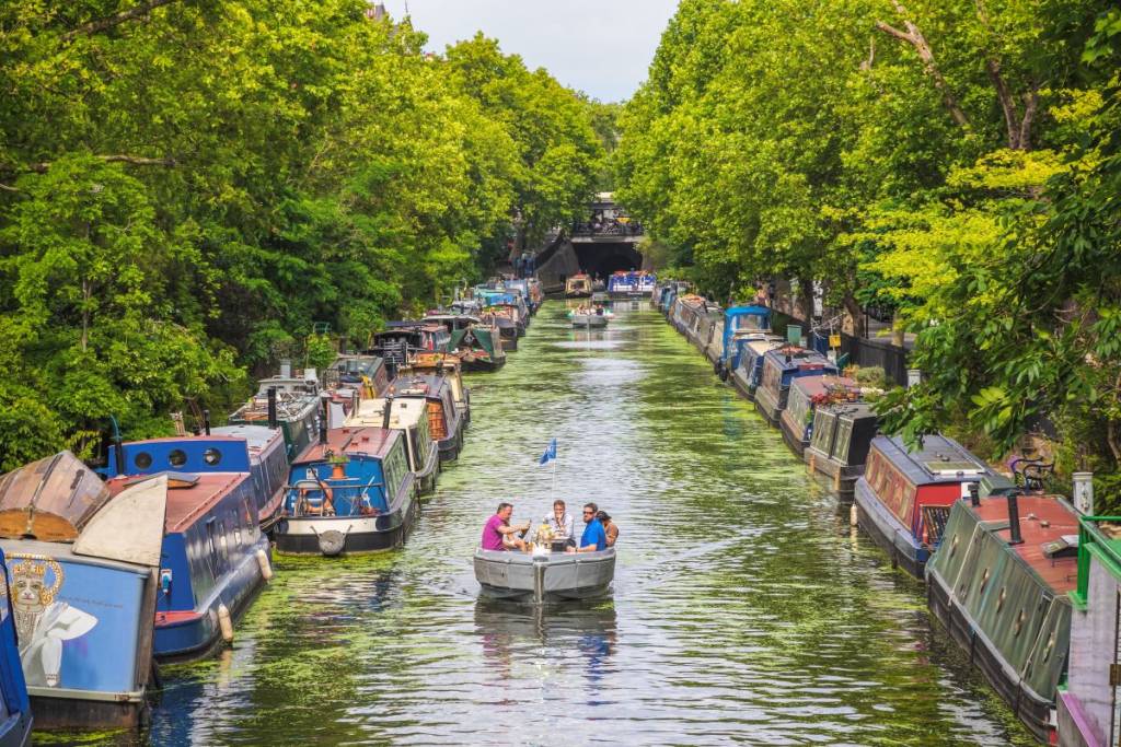 barcos coloridos alinhados ao longo do canal em Little Venice