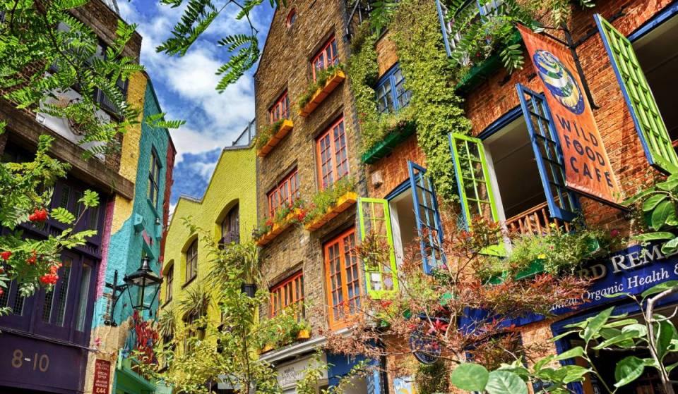 Cette cour colorée de Covent Garden est nichée au fond d’une minuscule ruelle cachée et regorge de petits restos indépendants — et la plupart des gens passent devant sans même la remarquer