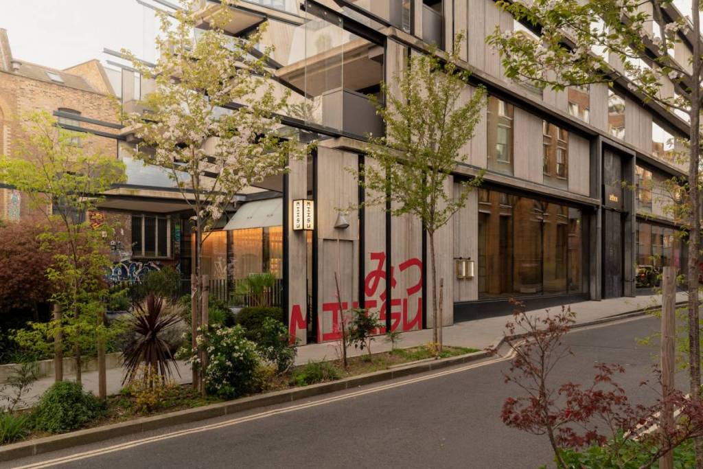 el exterior del restaurante MITSU con algunos árboles dispersos