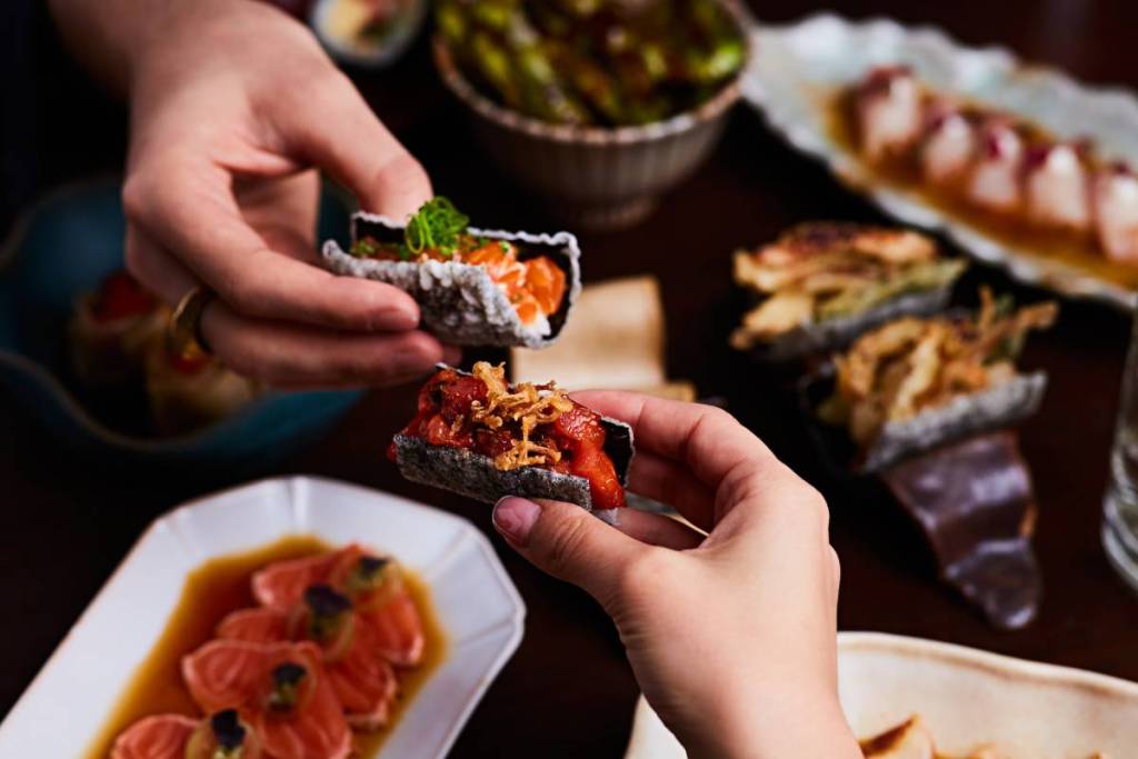 dos rollitos de temaki de sake en el restaurante japonés MITSU