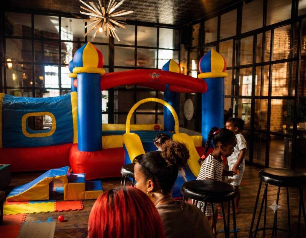 mulheres a conversar em frente a um castelo insuflável no restaurante BRIX