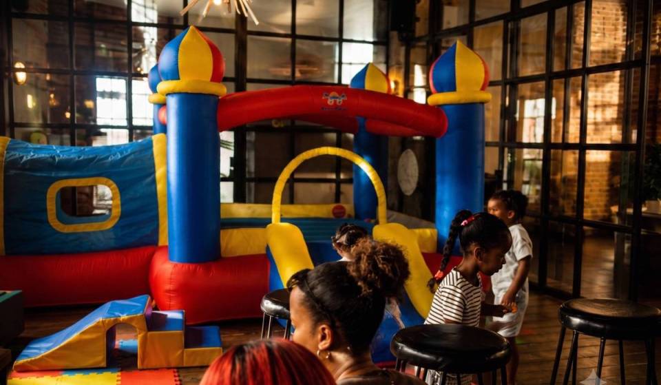 Deze babyvriendelijke brunch in Londen bevordert de gemeenschapszin – en nodigt moeders uit om even lekker te ontspannen zonder dat ze een oppas hoeven te regelen