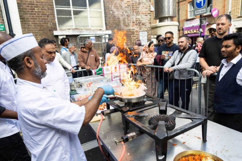 des gens qui regardent une démonstration culinaire bien épicée
