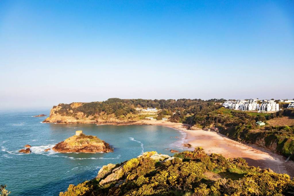 Une vue sur la plage de Jersey