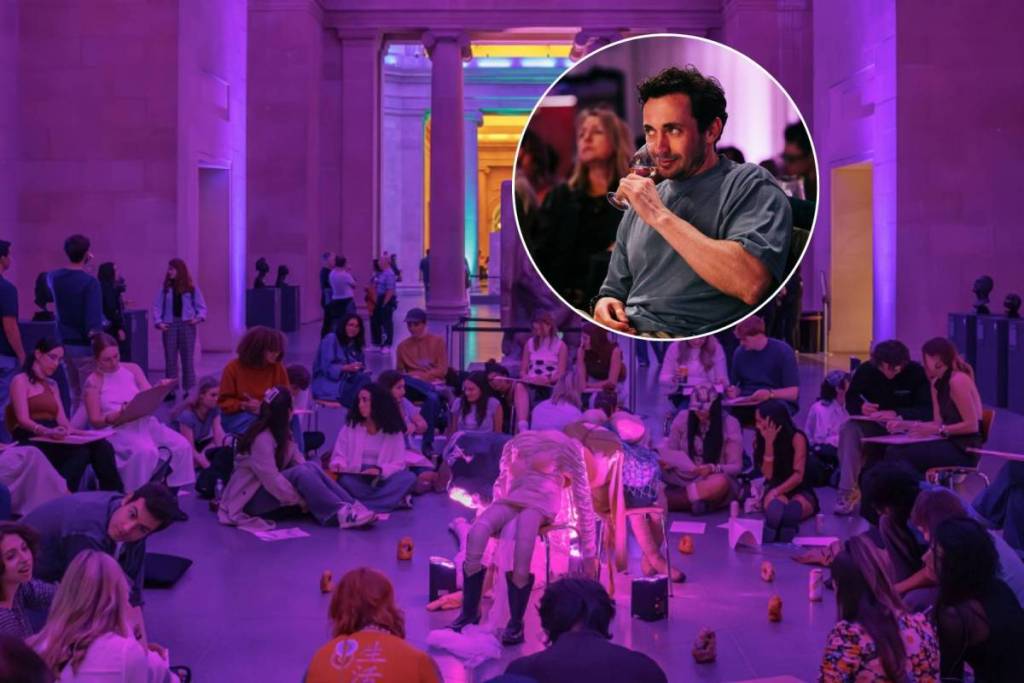 Mensen in Tate Modern tijdens Tate Modern Lates in Londen, terwijl ze een portret van een sculptuur schilderen en een man van zijn wijntje nipt