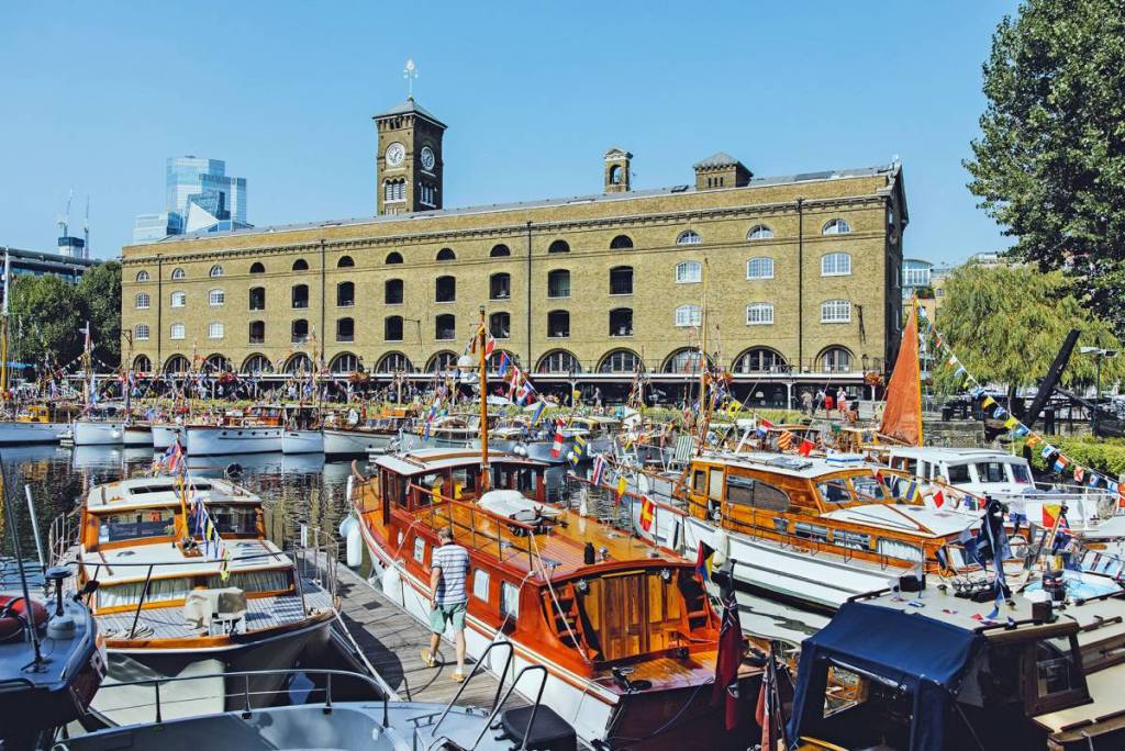 Divers bateaux amarrés dans une marina du centre de Londres
