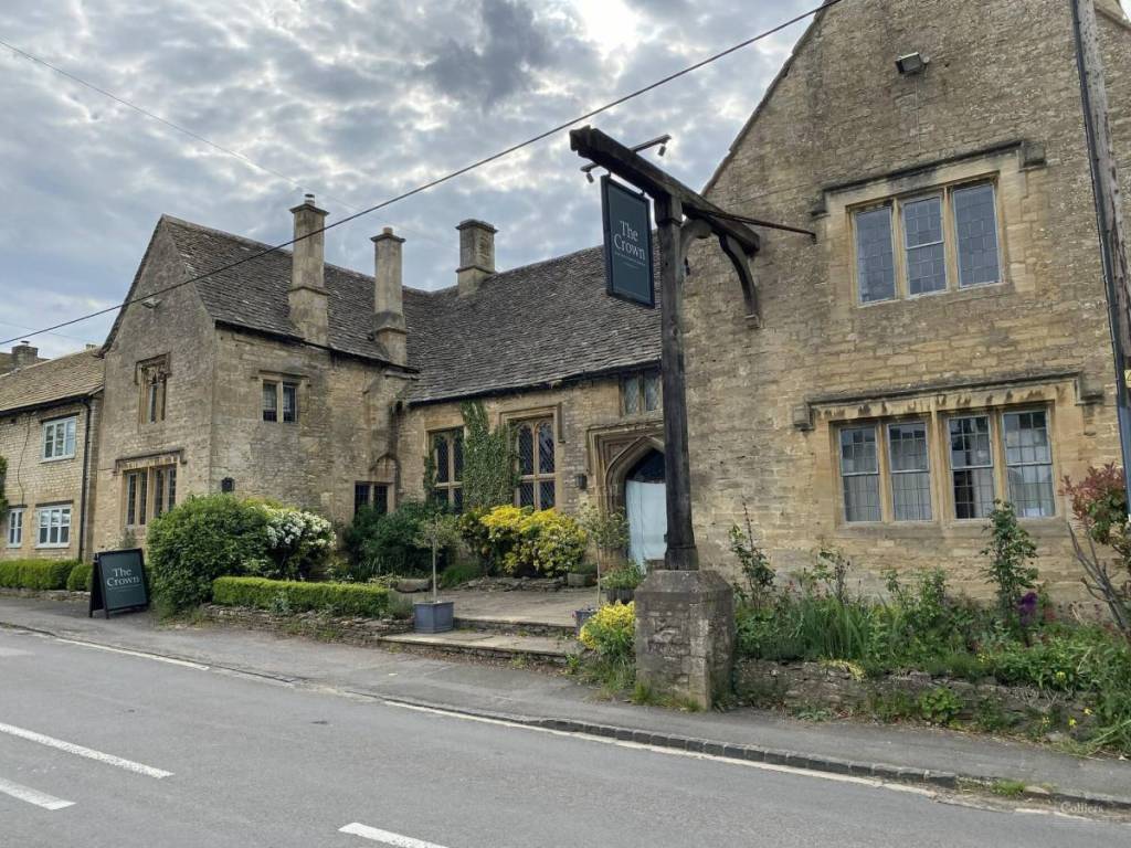 Englands ältestes Gasthaus „The Shaven Crown“ – Außenansicht