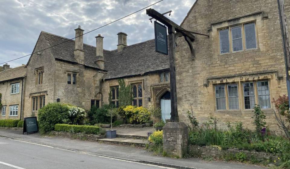 Una de las posadas más antiguas de Inglaterra, donde se alojó la reina Isabel I, está a la venta: esta posada de los Cotswolds, con 640 años de antigüedad, lleva sirviendo pintas desde 1384