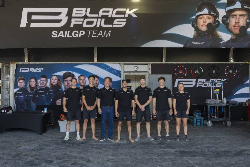 L'équipe Black Foils posant sous une banderole portant le nom de l'équipe