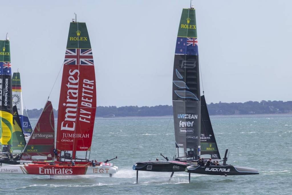 Les catamarans F50 des équipes néo-zélandaise et britannique fendent les flots alors qu’ils foncent vers la ligne d’arrivée du championnat SailGP