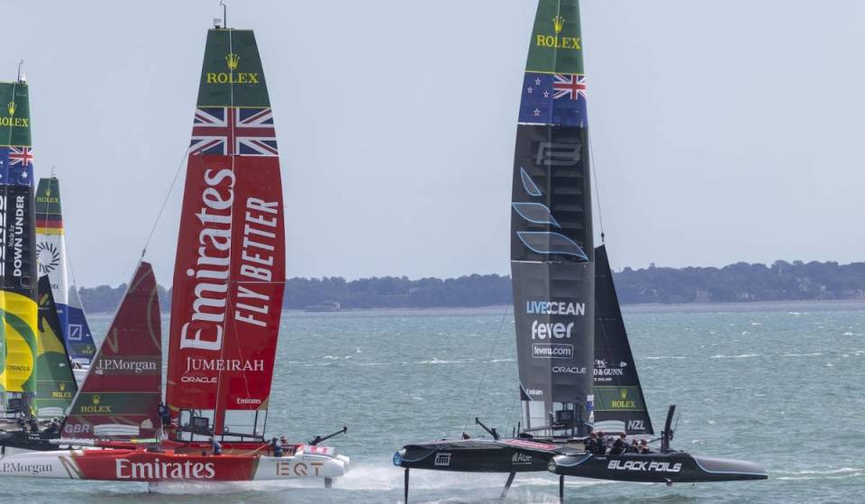 «É tão bom ver mais de 10 000 pessoas nas bancadas a torcer por nós»: Tivemos acesso exclusivo à equipa Black Foils durante um dia emocionante de regatas da SailGP em Portsmouth – eis tudo o que descobrimos