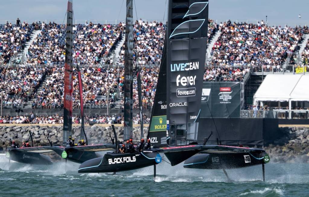 Les catamarans F50 d’une course de SailGP filent à toute allure sur l’eau devant des tribunes bondées
