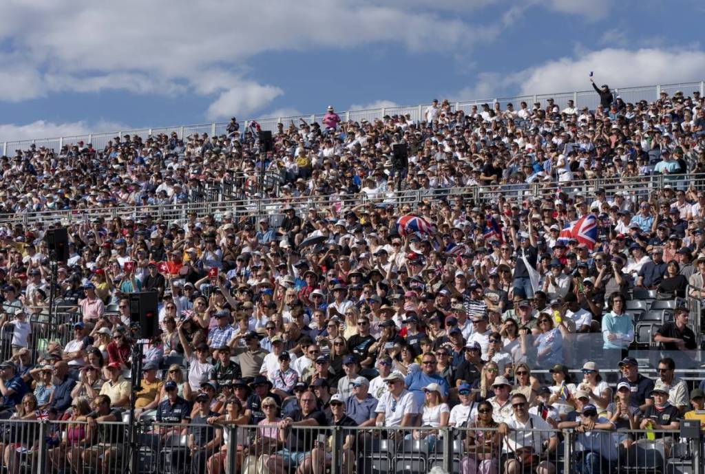 Des foules de fans encouragent les équipes depuis les tribunes lors du championnat SailGP