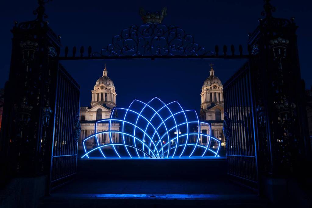 Una scultura luminosa che illumina il campus dell’Università di Greenwich