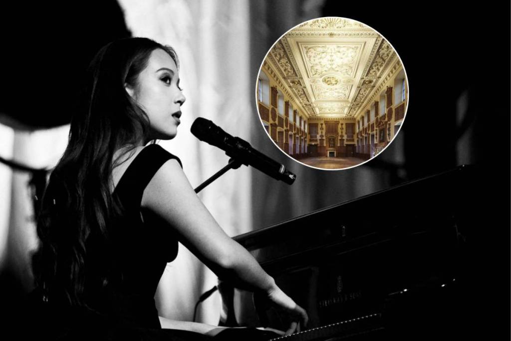 Laufey speelt piano op het podium tijdens een concert in de Great Hall van het St Barts-ziekenhuis in Londen