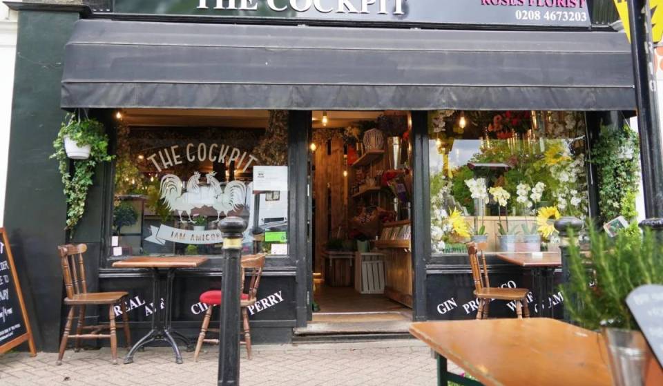 Le meilleur pub de Londres se trouve dans un magasin de fleurs – et tu risques une amende si tu utilises ton téléphone ou si tu dis des gros mots à l&rsquo;intérieur