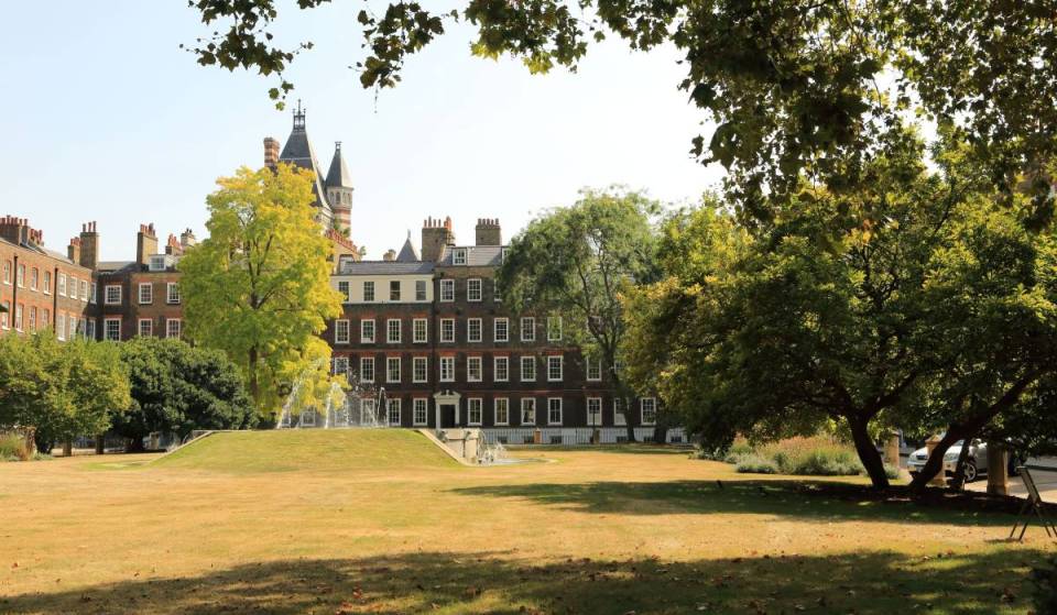 La plus grande place publique de Londres vient d’être élue la plus charmante de la capitale – et elle abrite de majestueuses maisons de ville géorgiennes, le musée le plus excentrique de la ville, ainsi que plus de 400 ans d’histoire juridique