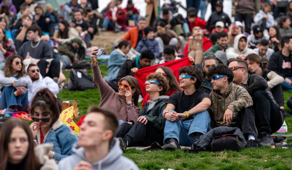 Tu n’as pas pu te procurer de lunettes d’éclipse ? Voici 5 façons sûres d’observer gratuitement l’éclipse solaire de ce soir