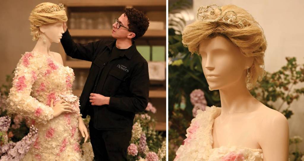Um designer floral a dar os últimos retoques num manequim com uma peruca loira à Diana, vestido com um vestido feito inteiramente de flores frescas, inspirado num dos looks da Princesa Diana para a exposição «Fleurs de Villes Diana» na Somerset House