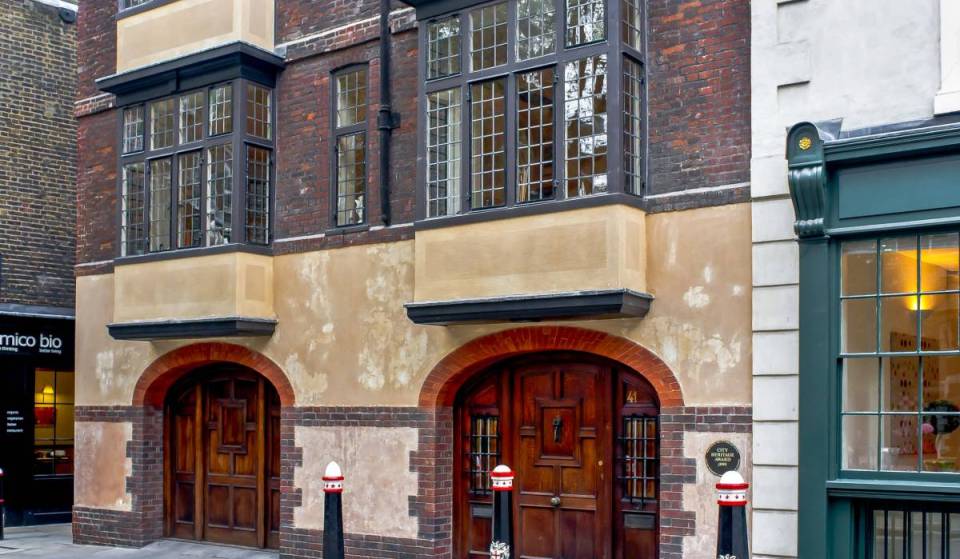 Londons ältestes noch erhaltenes Haus ist das einzige Wohnhaus der Stadt, das den Großen Brand von London überstanden hat – und auf einer der Fensterscheiben ist Winston Churchills Unterschrift eingraviert