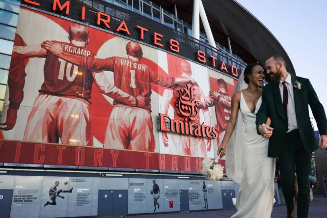 Los aficionados del Arsenal acaban de descubrir que puedes casarte en el Emirates Stadium, e incluso puedes invitar a una leyenda del Arsenal a que asista