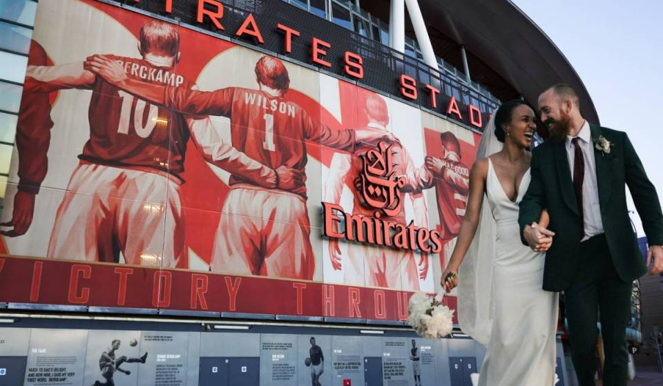 Les fans d’Arsenal viennent de découvrir qu’on peut se marier à l’Emirates Stadium — et qu’on peut même inviter une légende d’Arsenal à y assister