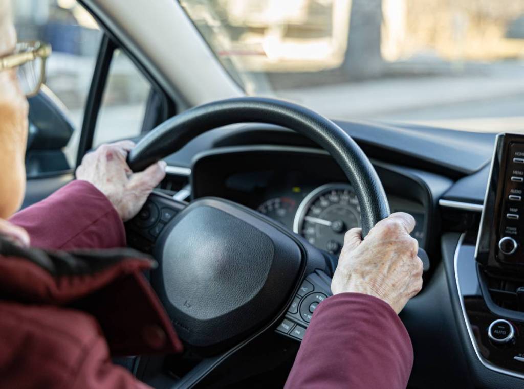 La afirmación que se ha vuelto viral sobre que los mayores de 70 años tengan que volver a hacer el examen de conducir es «rotundamente falsa»: esto es lo que realmente se propone
