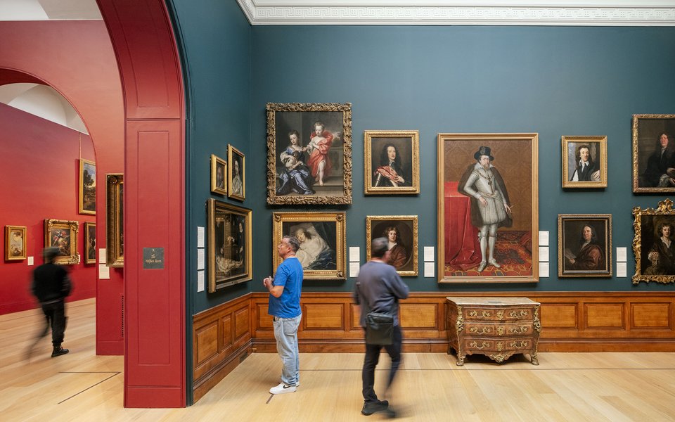 Menschen, die die Kunstwerke in der Dulwich Picture Gallery bewundern