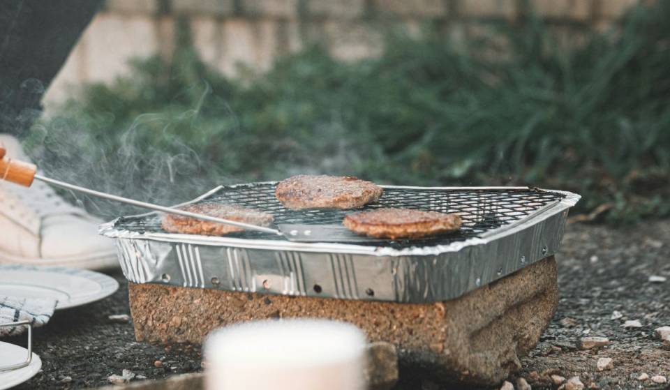 Die britische Regierung hat gerade ein vorübergehendes Verbot des Verkaufs von Einweggrills verkündet, da diese ein „erhebliches Risiko“ für die Öffentlichkeit und die Umwelt darstellen