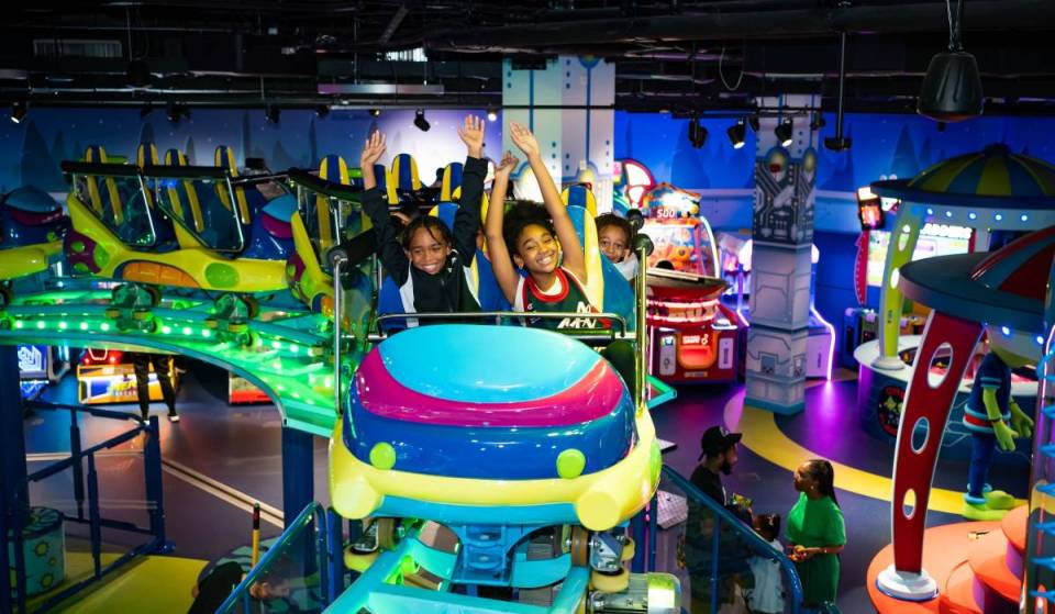 A única montanha-russa coberta de Londres está escondida três andares abaixo do Camden Market — além de um parque temático completo e uma sala de jogos