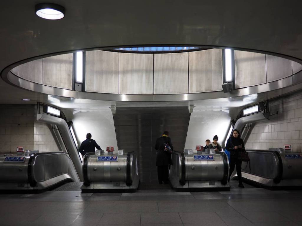 Le haut d’un escalator à la station Southwark