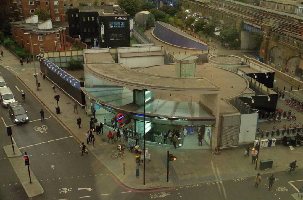 Une vue d'ensemble des gens qui entrent et sortent de la station Southwark
