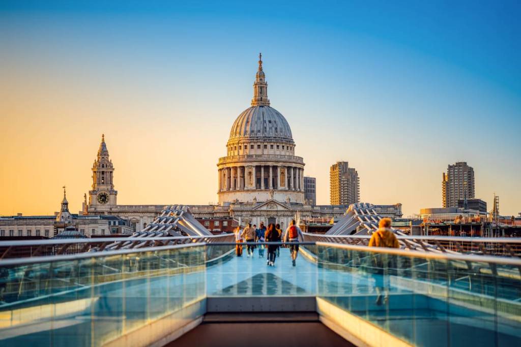 la famosa Cattedrale di St Paul a Londra al tramonto