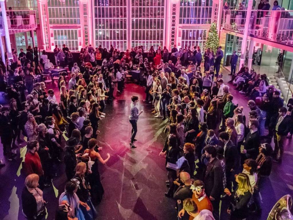 Mensen die dansen in de hal met glazen dak van het Royal Opera House
