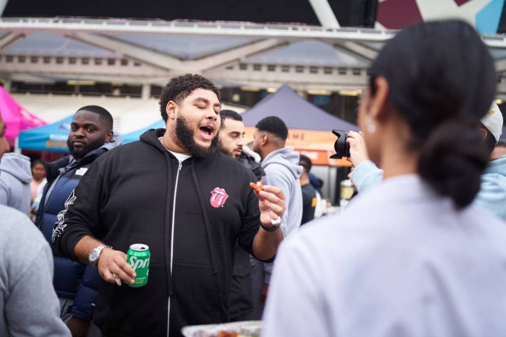 o apresentador e o rapper Big Zuu a conversar com as pessoas