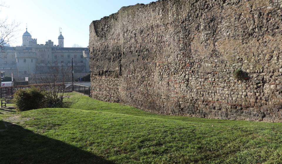 C’è un piccolo tratto di muro romano nascosto in bella vista all’interno di questa stazione della metropolitana nel centro di Londra – e migliaia di pendolari passano proprio davanti a questa antica reliquia senza nemmeno accorgersene