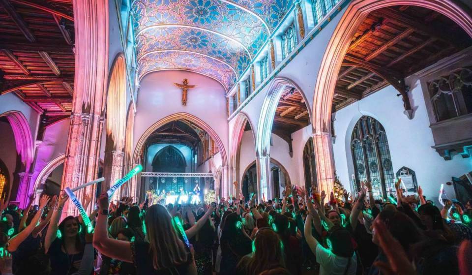 Diese 800 Jahre alte Kathedrale wird im November komplett umgestaltet, um eine Silent Disco im Stil der 90er zu beherbergen