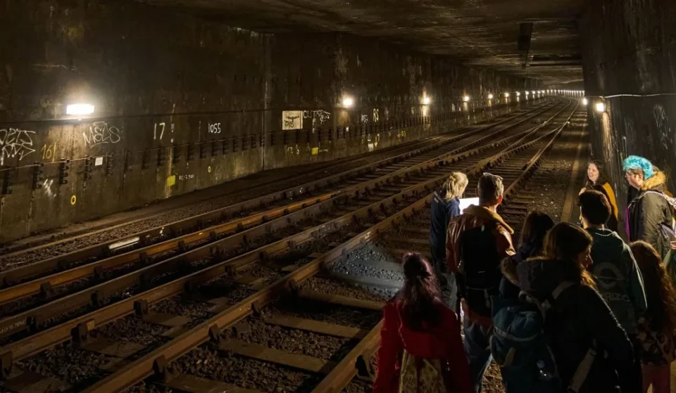 Questa rete segreta di binari e tunnel abbandonati è rimasta nascosta sotto le strade della città per oltre 100 anni – e ora i londinesi possono esplorare questo “labirinto metropolitano” nell’ambito di un tour affascinante