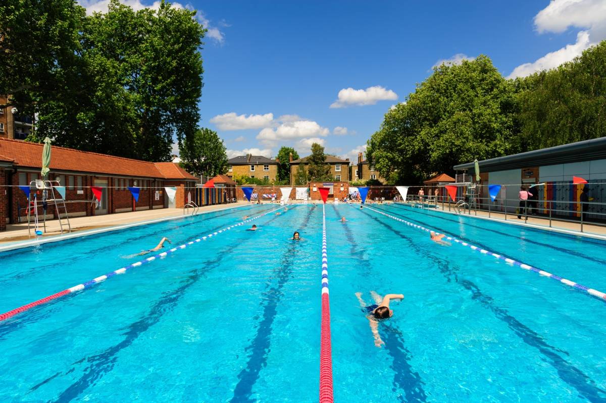 Piscina pública al aire libre en London Fields Lido