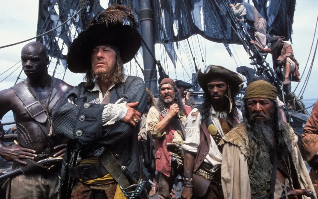 un fotogramma da “Pirati dei Caraibi: La maledizione della prima luna” che mostra una ciurma di pirati dall’aspetto minaccioso