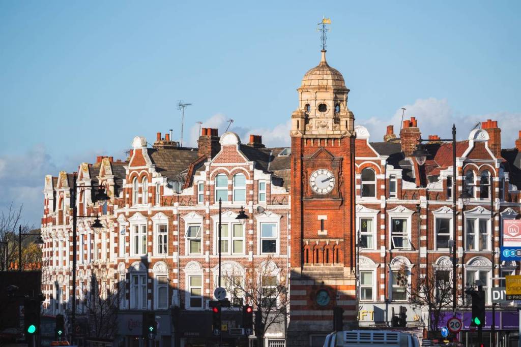 Una torre dell’orologio a Crouch End con una fila di villette a schiera sullo sfondo