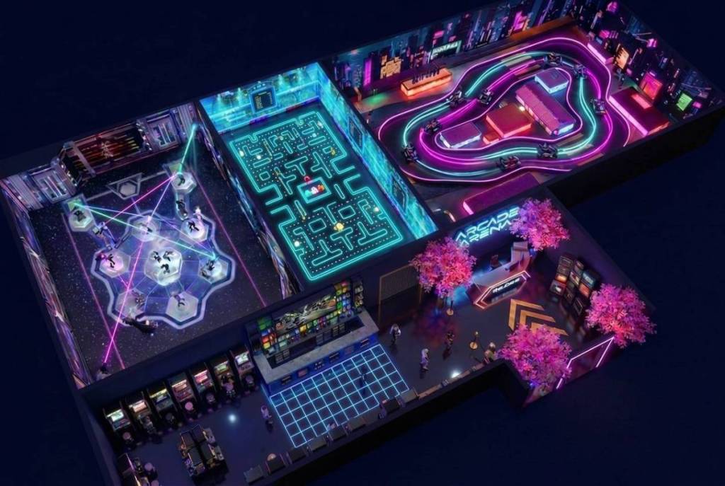 una vista dall’alto di una nuova sala giochi immersiva, che mostra 3 zone di gioco distinte: un’arena in stile laser tag, un labirinto in stile PAC-MAN e una pista di go-kart