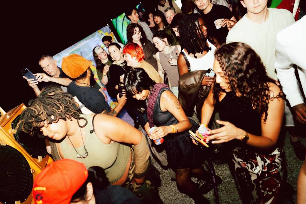 persone che ballano a un evento notturno al V&A East